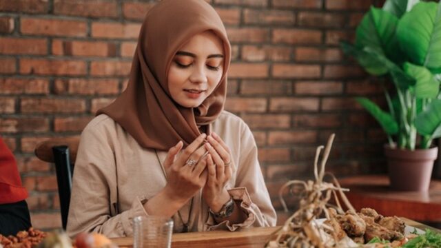 Inilah tiga larangan yang sebaiknya Kamu hindari saat berpuasa karena dapat membatalkan puasa dan puasa akan menjadi sia-sia.