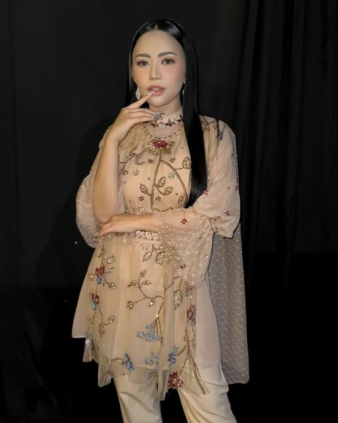 Cekricek.id, Berita Artis dan Berita Seleb - Outfit santai yang digunakan oleh Rachel Vennya dipuji begitu sempurna, karena tempil lebih santai