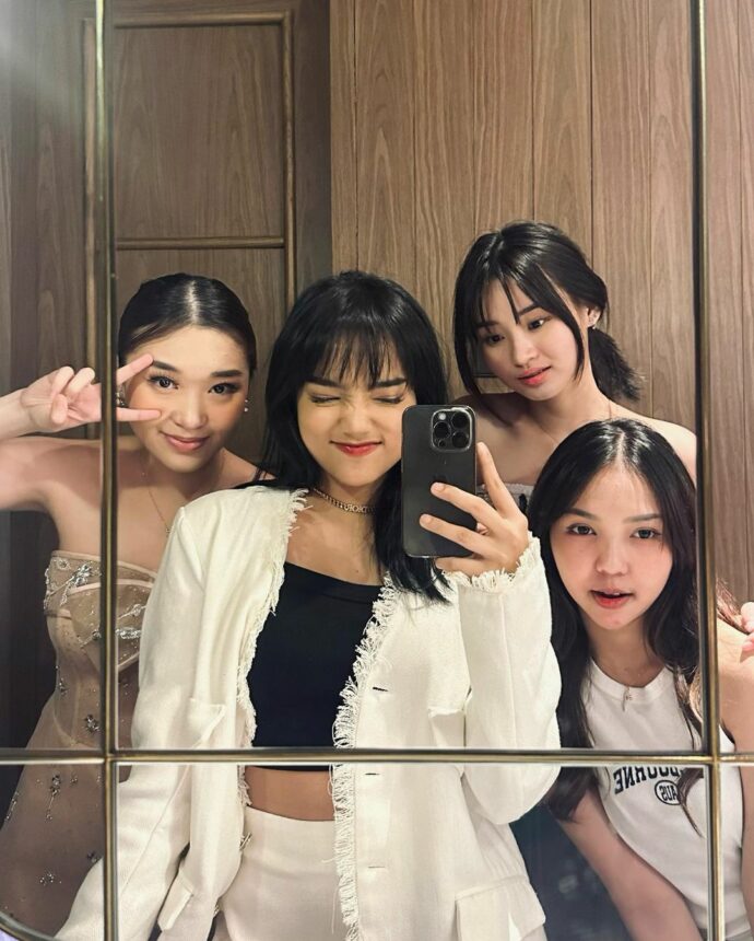 Cekricek.id, Berita Artis dan Berita Seleb - Belum lama ini, artis serta selebgram populer Fuji mengunggah berbagai foto cantiknya bareng geng ini