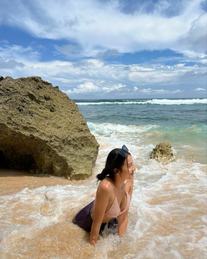 Cekricek,id Berita Artis dan Berita Seleb -  Anya Geraldine mengunggah berbagai foto cantiknya saat menjadi anak pantai, netizen pamit unfoll