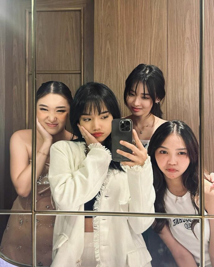 Cekricek.id, Berita Artis dan Berita Seleb - Belum lama ini, artis serta selebgram populer Fuji mengunggah berbagai foto cantiknya bareng geng ini