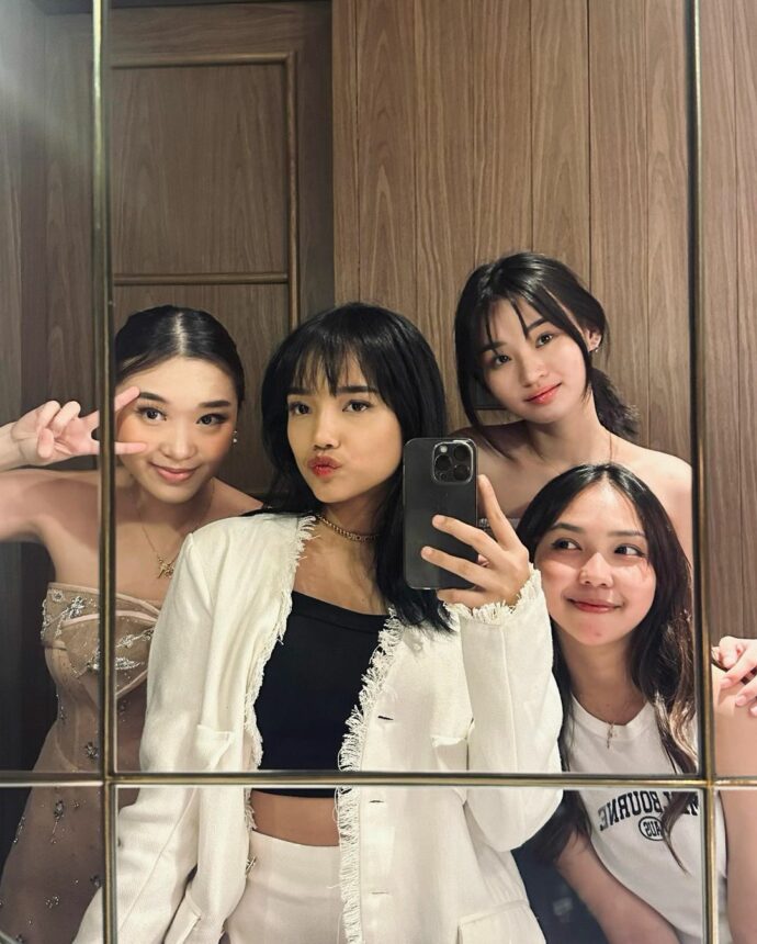 Cekricek.id, Berita Artis dan Berita Seleb - Belum lama ini, artis serta selebgram populer Fuji mengunggah berbagai foto cantiknya bareng geng ini