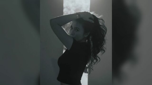 Cekricek.id, Berita Seleb dan Berita Artis - Intip Potret Siluet Wulan Guritno Sambil Pegang Rambut, Emang Aduhai Banget