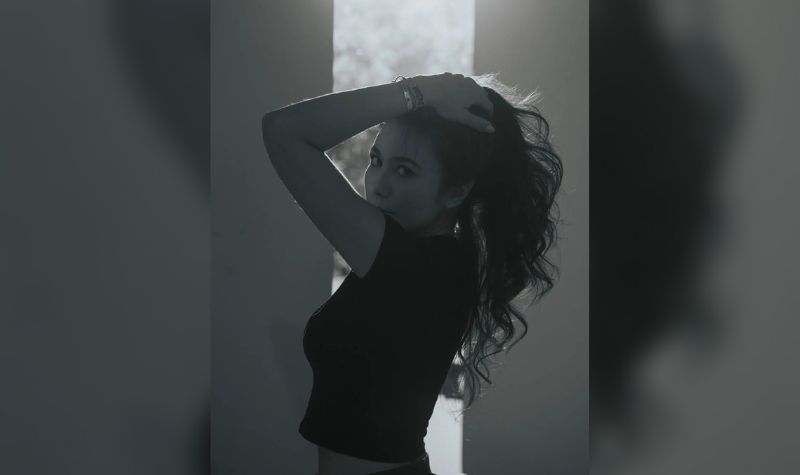 Cekricek.id, Berita Seleb dan Berita Artis -  Intip Potret Siluet Wulan Guritno Sambil Pegang Rambut, Emang Aduhai Banget