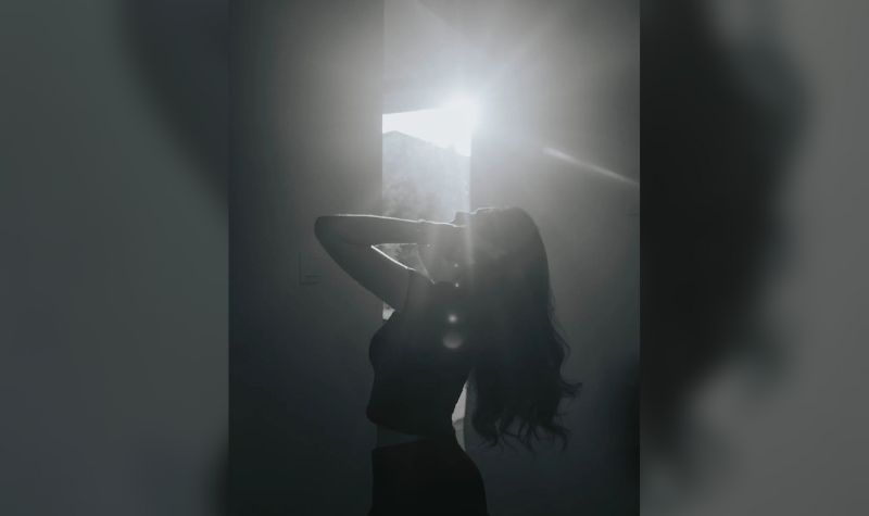 Cekricek.id, Berita Seleb dan Berita Artis -  Intip Potret Siluet Wulan Guritno Sambil Pegang Rambut, Emang Aduhai Banget