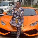 Pengacara kondang Hotman Paris dicecar netizen usai membagikan video sejumlah pengunjung klub miliknya yang tidak memakai baju dan asik dugem.