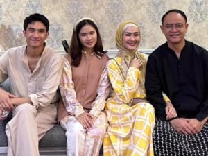 Suami Iis Dahlia hebohkan jagat maya karena mencium bibir anak Iis Dahlia yang merupakan anak tirinya hingga hebohkan jagat maya di medsos.