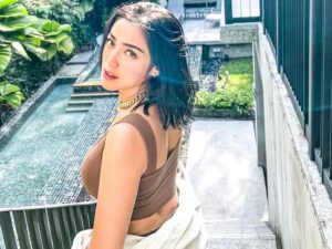 Penampilan wajah baru Jessica Iskandar yang belum lama ini lakukan operasi plastik hebohkan jagat maya karena dinilai malah tambah jelek.