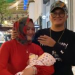 Rizky Febian belum lama ini buka suara soal sikap ibunya, Lina yang mendadak berubah setelah kenal dengan seorang laki-laki hingga berubah drastis.