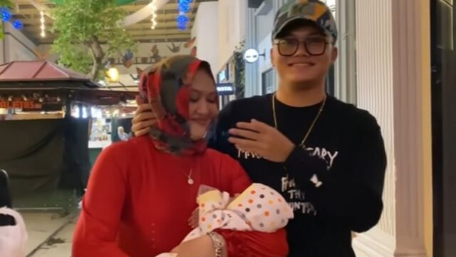 Rizky Febian belum lama ini buka suara soal sikap ibunya, Lina yang mendadak berubah setelah kenal dengan seorang laki-laki hingga berubah drastis.