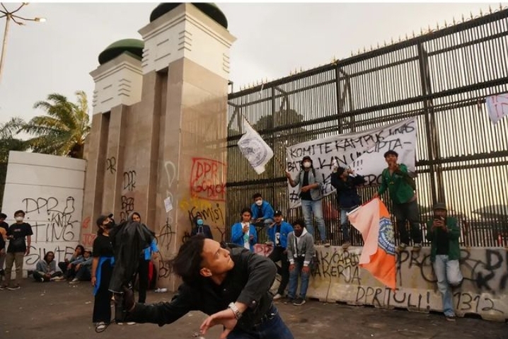 Cekricek.id, Berita Seleb dan Berita Artis - Jefri Nichol Ikut Demo Mahasiswa ke DPR RI, Lempar Tikus dan Protes Soal Ini