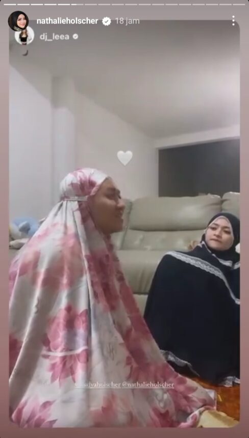 Cekricek.id, Berita Seleb dan Berita Artis - Jadi Mualaf, Suara Adik Nathalie Holscher Lantunkan Salawat Sungguh Merdu