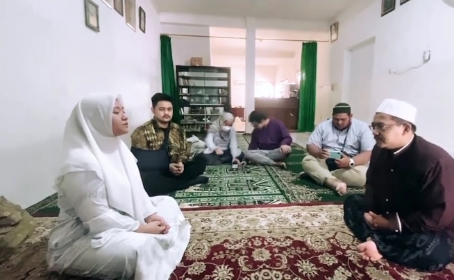 Cekricek.id, Berita Seleb dan Berita Artis - Jadi Mualaf, Suara Adik Nathalie Holscher Lantunkan Salawat Sungguh Merdu