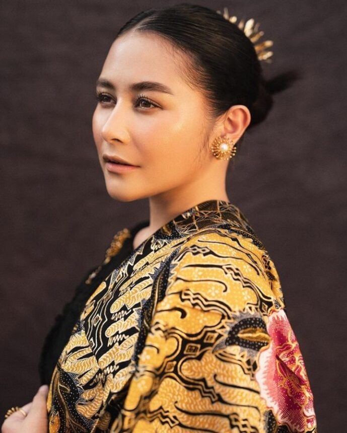 Cekricek.id, berita seleb dan berita artis - Intip Cantiknya Prilly Latuconsina Dibalut Pakaian Batik, Disebut Kartini Paket Lengkap