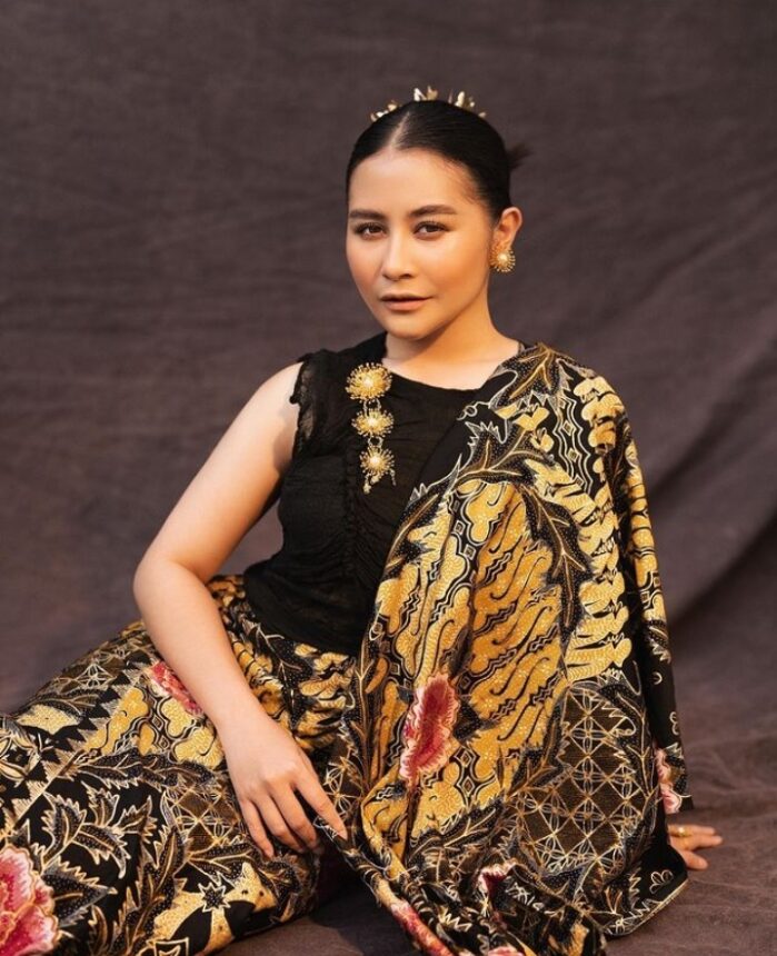 Cekricek.id, berita seleb dan berita artis - Intip Cantiknya Prilly Latuconsina Dibalut Pakaian Batik, Disebut Kartini Paket Lengkap