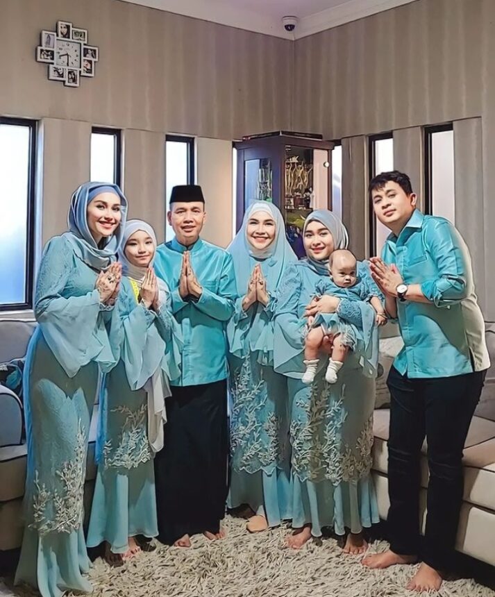 Cekricek.id, Berita Seleb dan Berita Artis - Intip Outfit Ayu Ting Ting dan Keluarga Saat Rayakan Lebaran, Beda Hari Beda Gaya