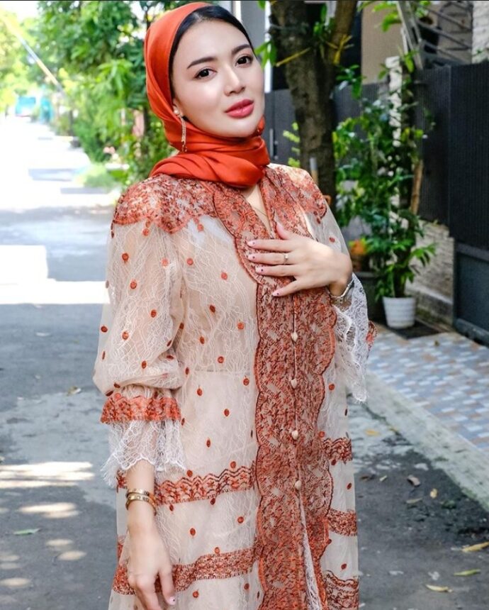 Cekricek.id, berita seleb dan berita artis - Usai Lebaran Wika Salim Kembali Pakai Tanktop, Netizen: Kembali ke Setelan Pabrik