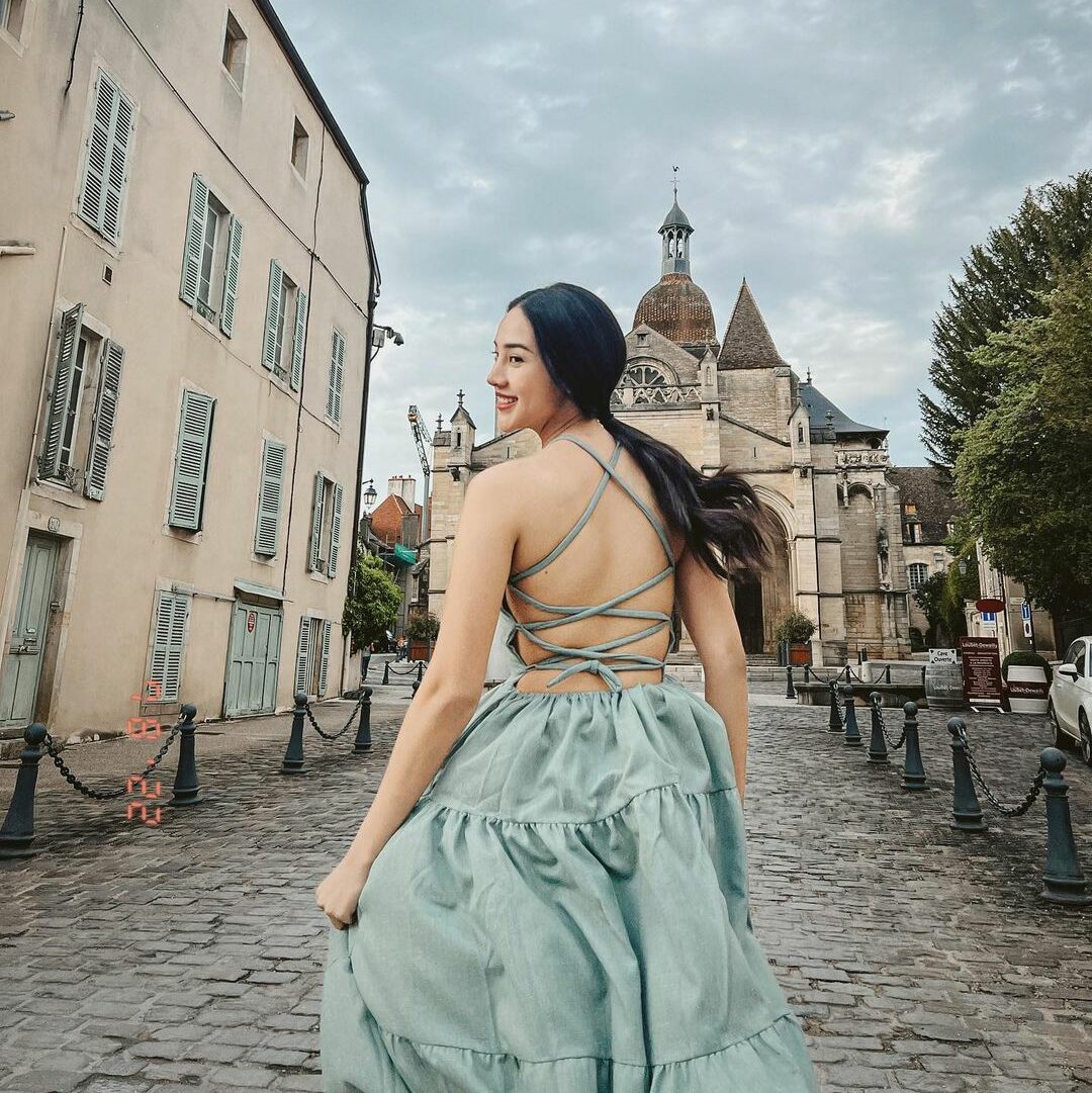 Cekricek.id, Berita Seleb dan Berita Artis - 4 Potret Anya Geraldine Berbalut Gaun Mengembang, Tampil Feminin dengan Kaki Jenjang