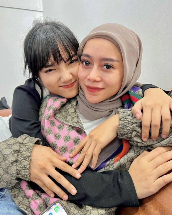 Cekricek.id, Berita Seleb dan Berita Artis - Sama-sama Mungil, Intip Potret Fuji dan Lesti Kejora yang Kompak di Belakang Layar