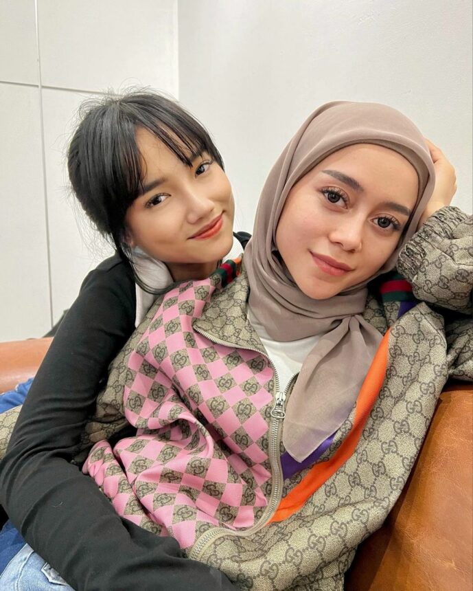 Cekricek.id, Berita Seleb dan Berita Artis - Sama-sama Mungil, Intip Potret Fuji dan Lesti Kejora yang Kompak di Belakang Layar