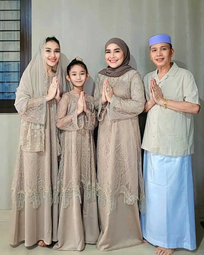 Cekricek.id, Berita Seleb dan Berita Artis - Intip Outfit Ayu Ting Ting dan Keluarga Saat Rayakan Lebaran, Beda Hari Beda Gaya