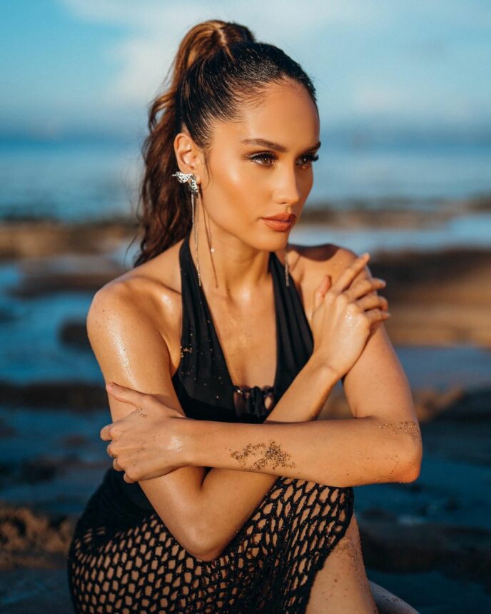 Cekricek.id, Berita Seleb dan Berita Artis - Intip Potret Cinta Laura di Pantai, Kenakan Bikini Elegan Sambil Main Pasir