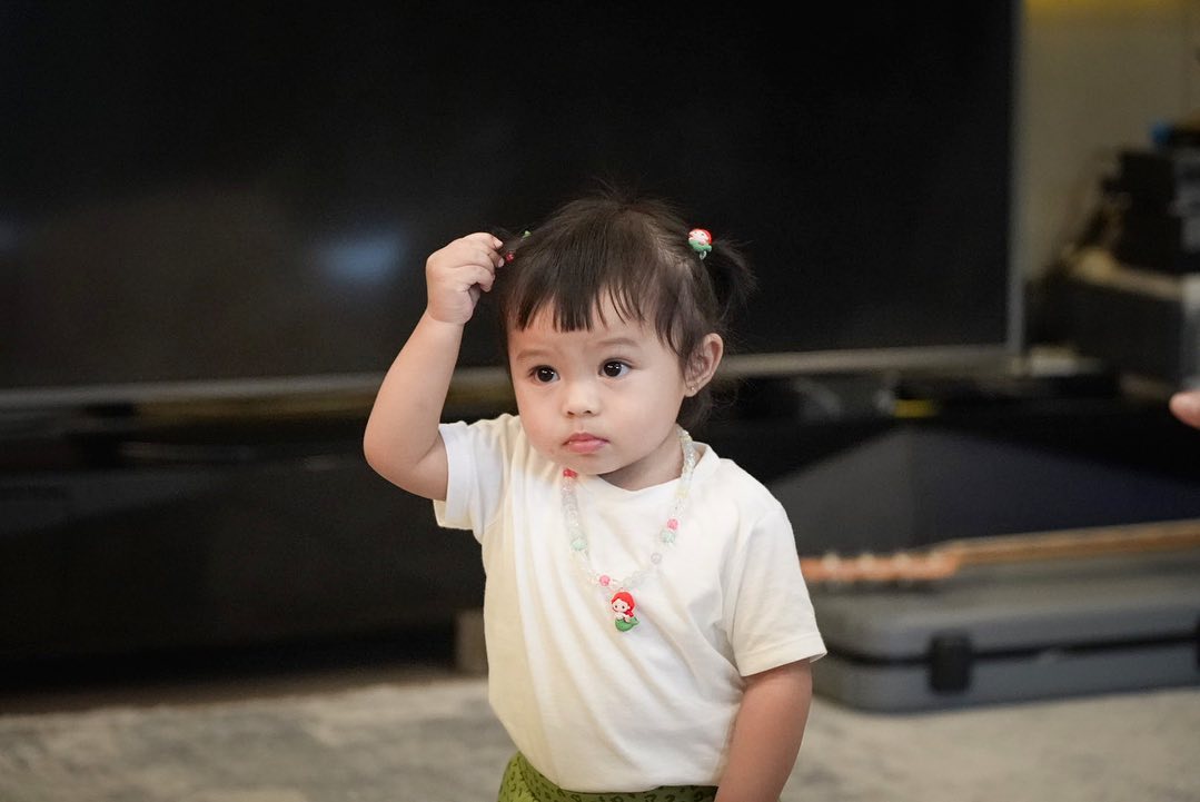 Cekricek.id, berita seleb dan berita artis - Ameena dengan Penampilan Baru, Rambut Kepang Dua Bikin Netizen Gemas: Gemoy Banget