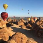 Cekricek.id, Objek Wisata - Festival Langit Al Ula di Arab Saudi menawarkan pengunjung berbagai kesempatan unik untuk menjelajahi langit kota kuno melalui berbagai wahana seperti balon udara dan naik helikopter. Festival ini akan berlangsung dari 26 April hingga 13 Mei di salah satu tujuan wisata paling populer di sana.