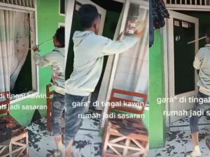 Cekricek.id, Berita Viral ­-  Video pendek yang viral memperlihatkan seorang pria mengamuk dengan merusak properti rumahnya ramai diperbincangkan warganet. Menggunakan tongkat dari alat pemasang bohlam, dia menghancurkan seluruh kaca yang melekat pada jendela dan juga pada pintu rumahnya.