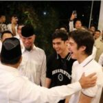 Cekricek.id, Berita Seleb dan Berita Artis – Kedua putra Ahmad Dhani, Al Ghazali dan El Rumi memulai debut barunya di dunia politik. Artis muda yang ramai diidolakan kaum hawa ini diperkenalkan langsung oleh Prabowo Subianto sebagai kader baru dari partai politik naungannya, Gerindra.