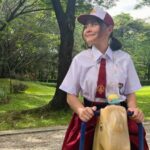Cekricek.id, Berita Seleb dan Berita Artis – Prilly Latuconsina membuat para penggemarnya geger setelah melihat penampilannya dengan setelan seragam SD. Sebagai artis yang dikenal bertubuh mungil, siapa sangka bahwa dirinya ternyata juga sangat cocok dalam balutan kemeja pendek putih dan rok rempel merah tersebut.
