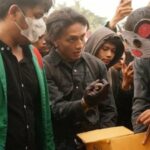 Cekricek.id, Berita Seleb dan Berita Artis – Jefri Nichol ikut membersamai para mahasiswa yang melakukan aksi demo ke gedung DPR RI baru-baru ini. Aktor tampan yang laris manis membintangi sejumlah judul film itu turut aktif menyuarakan protes bersama rombongan tersebut.