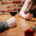 Cekricek.id – Aplikasi kencan yang marak beredar tak hanya dimanfaatkan oleh orang-orang untuk mencari pasangan romansa. Para sugar baby yang mencari mangsa juga tak kalah ramai mengalih fungsikan kehadiran aplikasi tersebut.