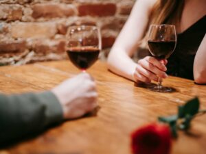 Cekricek.id – Aplikasi kencan yang marak beredar tak hanya dimanfaatkan oleh orang-orang untuk mencari pasangan romansa. Para sugar baby yang mencari mangsa juga tak kalah ramai mengalih fungsikan kehadiran aplikasi tersebut.