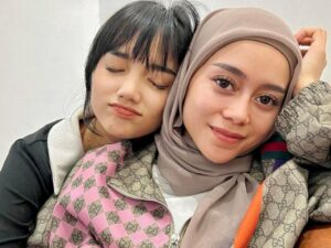 Cekricek.id, Berita Seleb dan Berita Artis – Fuji dan Lesti Kejora baru-baru ini memamerkan momen kompak berdua lewat beberapa foto pada unggahan terbaru di media sosialnya. Mereka tampak begitu akrab, terbukti dari pose adik ipar mendiang Vanessa Angel tersebut erat memeluk istri Rizky Billar itu.