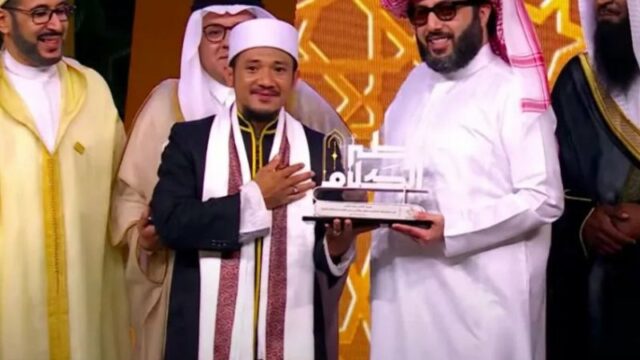 Cekricek.id, Berita Viral – Sungguh membanggakan, seorang warga Indonesia sukses menyabet gelar juara tingkat dunia dalam lomba azan. Dia adalah Dhiya Uddin yang memenangkan peringkat kedua dan mendapat hadiah total uang satu juta riyal Arab atau setara dengan Rp4 miliar.