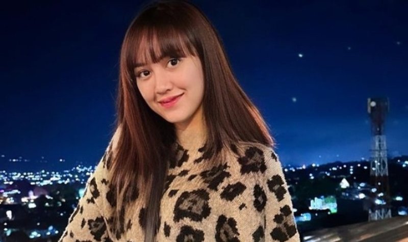 Cekricek.id, Berita Seleb dan Berita Artis – Happy Asmara tampaknya masih betah menyandang status sebagai jomblo. Namun bukannya menghadapi kenyataan tersebut dengan berani, dia justru mengaku selalu menghindar setiap kali ada orang yang menanyakan pacar padanya.