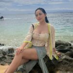 Cekricek.id, Berita Seleb dan Berita Artis – Rachel Vennya dapat cibiran dan hujatan pedas dari netizen usai dirinya membagikan foto dengan pakaian terbuka. Hal itu lantaran momen yang tidak tepat yaitu saat mayoritas orang-orang yang merupakan umat muslim tengah menjalankan ibadah puasa di bulan Ramadan.