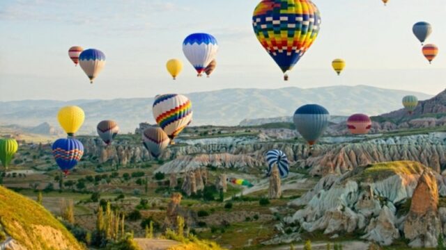 Cekricek.id, Objek Wisata – Terhitung 168.200 lebih wisatawan meramaikan Cappadocia di Turki pada bulan Maret lalu. Bukan tanpa sebab, ada sederet daya tarik dari beberapa tempat di sana yang mungkin tak bisa ditemui jika pergi ke kota atau negara lain.