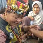 Cekricek.id, Portal Islam – Belakangan ini semakin ramai pembicaraan tentang Bu Ida Dayak yang bisa mengobati banyak penyakit dengan pengobatan tradisional. Misalnya saja kondisi patah tulang sekalipun bisa dia sembuhkan dengan mudah dan cepat hanya dengan mengurutnya menggunakan minyak khusus.