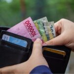 Cekricek.id – Sudah menjadi tradisi bagi masyarakat untuk melakukan penukaran uang lebaran menjelang datangnya hari raya Idul Fitri. Uang baru yang didapat dari hasil penukaran di sejumlah bank tertentu ini nantinya yang akan dibagikan sebagai THR pada keponakan, sanak keluarga dan lain-lain.