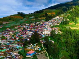 Cekricek.id, Objek Wisata – Pendaki gunung mungkin sudah tahu tentang desa cantik yang berada di kaki Gunung Sumbing. Hamparan rumah-rumah warga yang terlihat bertingkat memenuhi lereng dengan warna-warni cat dinding yang beragam sukses membuat tempat tersebut sebagai salah satu destinasi wisata.