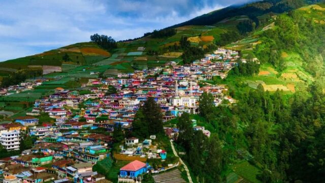 Cekricek.id, Objek Wisata – Pendaki gunung mungkin sudah tahu tentang desa cantik yang berada di kaki Gunung Sumbing. Hamparan rumah-rumah warga yang terlihat bertingkat memenuhi lereng dengan warna-warni cat dinding yang beragam sukses membuat tempat tersebut sebagai salah satu destinasi wisata.