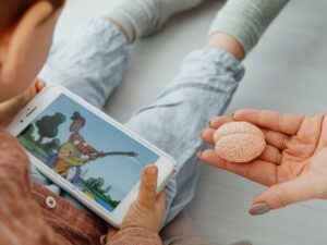 Cekricek.id, Berita Viral – YouTube sudah menjadi aplikasi pilihan untuk anak-anak yang candu bermain gadget. Di sana, mereka bisa menyaksikan tontonan kartun kesukaan dengan bebas dan video-video lain yang menarik perhatiannya. Namun, berbeda dengan aksi seorang ibu yang sempat menceritakan kisahnya dalam media sosial.