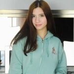 Cekricek.id, Film – Cassandra Lee diperkenalkan sebagai pemain baru yang akan bergabung membintangi sinetron Tajwid Cinta. Berperan sebagai tokoh yang bernama Cahaya, aktris blasteran ini akan menjadi antagonis baru yang akan mengusik rumah tangga Dafri dan Syifa.