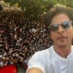 Cekricek.id, Berita Seleb dan Berita Artis - Aktor Bollywood Shah Rukh Khan menuai pujian dari jutaan netizen atas perilakunya yang penuh hormat terhadap salah seorang penggermarnya. Sosok tersebut adalah seorang gadis muslim berhijab saat mengikuti sebuah acara.