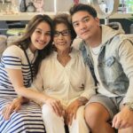 Cekricek.id, Berita Seleb dan Berita Artis – Boy William berhasil mempertemukan neneknya dengan Ayu Ting Ting baru-baru ini. Momen tersebut sengaja mereka abadikan dan bagikan lewat vlog terbaru aktor dan presenter tersebut. Sontak, netizen langsung ramai membanjiri kolom komentar karena menganggap hubungan kedua idolanya ada kemajuan.