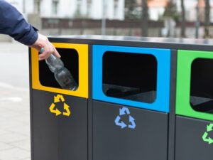 Cekricek.id – Tak seperti di Indonesia, di Jepang untuk membuang sampah saja perlu mengetahui jenis-jenisnya agar tidak salah tempat. Bahkan masing-masing rumah tangga memiliki lebih dari satu tong sampah dengan berbeda jenis.