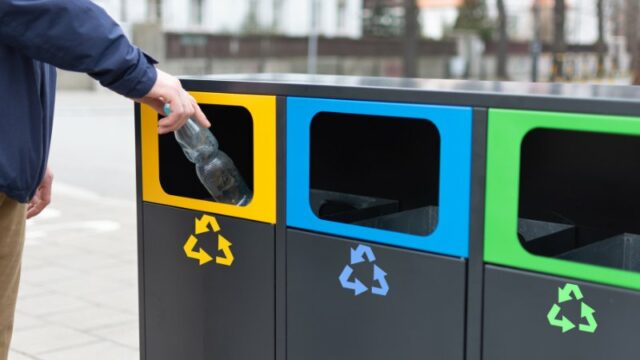 Cekricek.id – Tak seperti di Indonesia, di Jepang untuk membuang sampah saja perlu mengetahui jenis-jenisnya agar tidak salah tempat. Bahkan masing-masing rumah tangga memiliki lebih dari satu tong sampah dengan berbeda jenis.