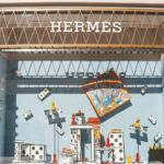 Cekricek.id – Tak jarang, selebriti hingga ibu-ibu pejabat dengan dandanan mahalnya menjinjing tas Hermes dalam berbagai penampilan. Selain itu, ada banyak brand mahal lainnya yang tak kalah sering mereka pakai hingga pamerkan lewat foto-foto yang diunggah di media sosial.